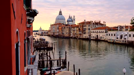 Schöne-Skyline-Sonnenaufgang-in-Venedig-Canal-Grande-Italien.-Blick-auf-die-Basilica-di-Santa-Maria-della-Salute,-Venedig-Stadtbild