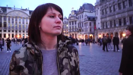 Tourist-girl-walks-and-looks-at-attractions-on-Grand-Place-in-Brussels,-Belgium