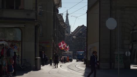 Der-Schweiz-Sonnentag-Bern-Stadt-Verkehr-Haupt-Straße-Panorama-4k