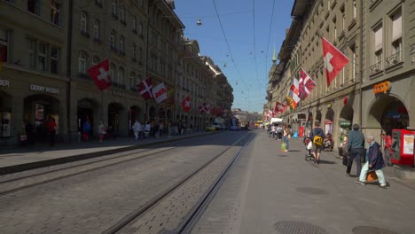 Suiza-día-soleado-Berna-ciudad-tráfico-principal-calle-panorama-4k