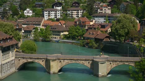 Panorama-de-puente-Río-de-Suiza-Berna-paisaje-soleado-día-4k