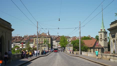 Panorama-de-puente-del-tráfico-de-día-soleado-de-Suiza-Berna-Ciudad-4k