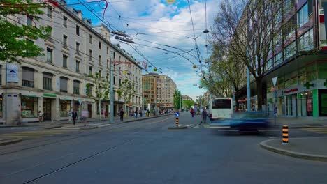 día-soleado-de-Suiza-Ginebra-paisaje-urbano-tráfico-panorama-calle-4k-timelapse