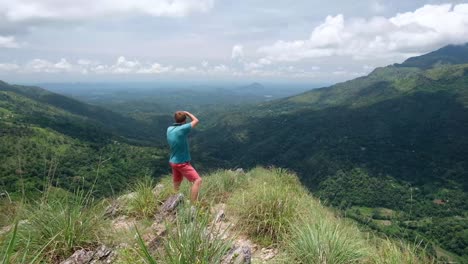 Fotógrafo-de-aventura-con-la-cámara-se-dispara-estando-en-mini-pico-de-Adams-en-Sri-Lanka.-Vistas-desde-la-parte-superior.