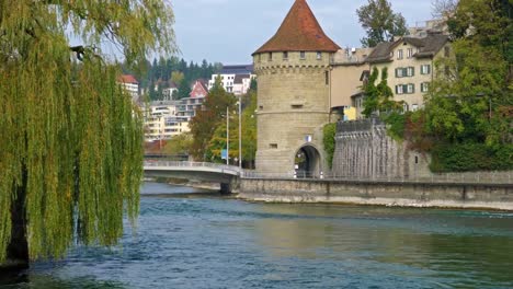 Torre-(Nolliturm)-junto-río-Reuss-(Museggmauer,-Lucerna,-Suiza