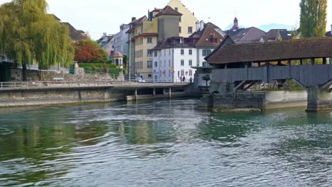 Torre-(Nolliturm)-junto-río-Reuss-(Museggmauer,-Lucerna,-Suiza