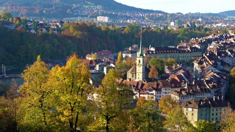 Vista-aérea-de-la-ciudad-con-la-catedral-gótica-de-la-Catedral-de-Berna,-Suiza