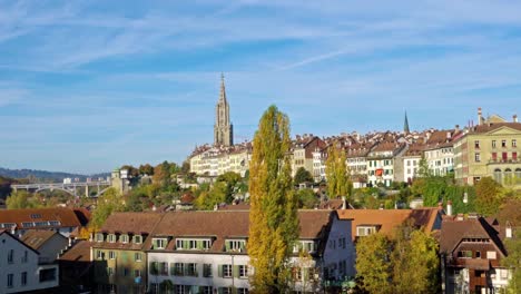 Luftaufnahme-der-Stadt-mit-der-gotischen-Kathedrale-Münster,-Bern,-Schweiz