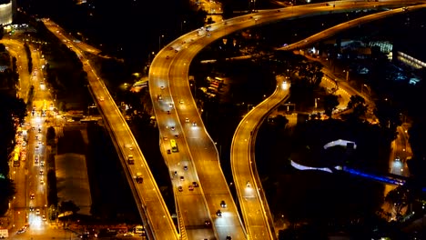 Autos-fahren-auf-Straßen-und-Autobahnen-in-Singapur-Stadt-nachts-im-Verkehrskonzept