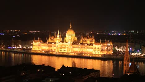 Parlament-von-Budapest-Ungarn-in-der-Nacht-in-4K