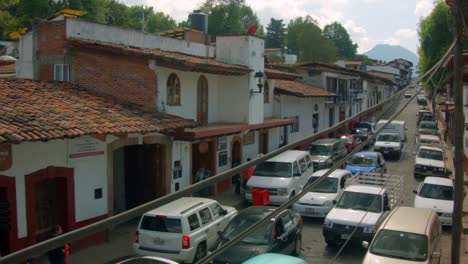 Verkehr-Altstadt-(Valle-De-Bravo,-Mexiko)