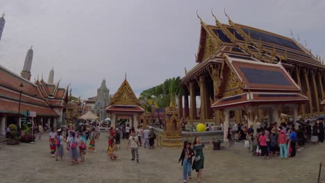 Time-Lapse-Touristen-im-Wat-Phra-Kaeo-(Tempel-des-Smaragd-Buddha)-Bangkok,-Thailand