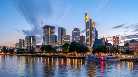 Día-de-skyline-de-la-ciudad-de-Frankfurt-para-timelapse-atardecer-noche,-lapso-de-tiempo-de-4K-de-Frankfurt,-Alemania