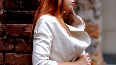 Portrait-of-sexy-woman-with-long-red-hair,-in-the-city.