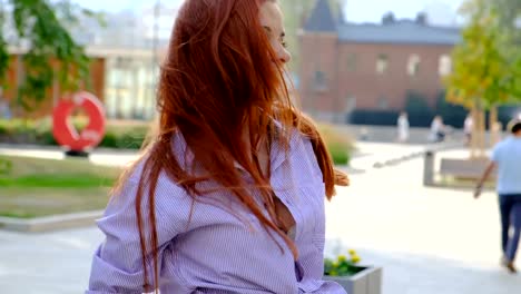 Portrait-of-sexy-woman-with-long-red-hair,-in-the-city.