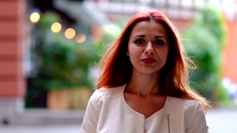 Portrait-of-sexy-woman-with-long-red-hair,-in-the-city.