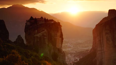 Sonnenuntergang-über-Kloster-in-Meteora,-Griechenland