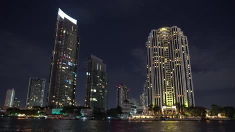 Business-Center,-einer-modernen-Stadt,-einer-Metropole-in-der-Nacht.-Leben-ist-Kochen.-Licht-vom-Bürofenster-im-Wolkenkratzer