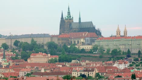 Blick-auf-die-Pragerburg-von-der-Stadt-im-Sommertag