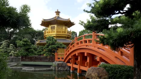 Vergrößern-Sie-die-Brücke-und-Pavillion-im-Nan-Lian-Garden-in-Hong-kong