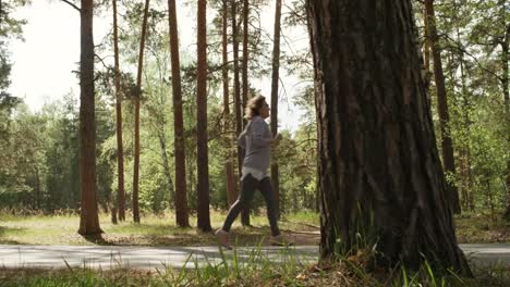 Ältere-Frau-im-Wald-Joggen,-morgen