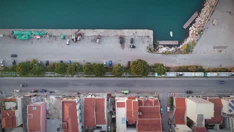 Luftbild-von-einer-Straßenbahn-und-Verkehr-in-Patras,-Griechenland.