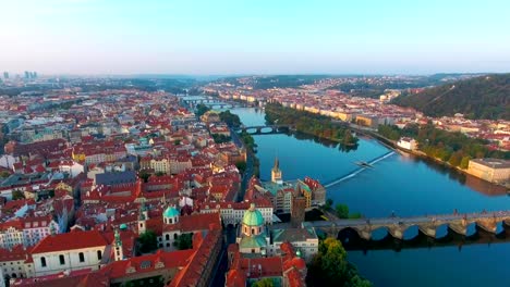 Brücken-von-Prag,-darunter-die-berühmte-Karlsbrücke-über-den-Fluss-Vitava-Tschechische-Republik,-Europa