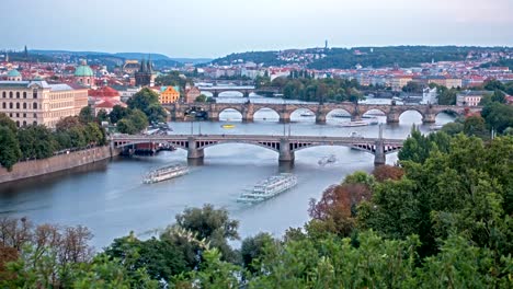 Brücken-von-Prag,-darunter-die-berühmte-Karlsbrücke-über-den-Fluss-Vitava-Tschechische-Republik,-Europa