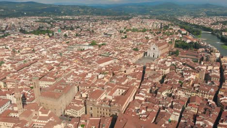 Florenz-Antenne-Stadtansicht-Blick-auf-die-Altstadt-mit-der-Kirche-Santa-Croce-und-Santa-Croce-Plazza-in-Italien.-4K-Drohne-vide.