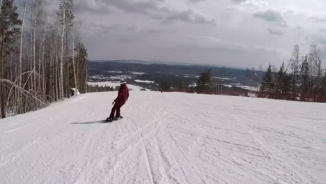 Schuss-von-einem-weiblichen-Snowboarder-zu-folgen