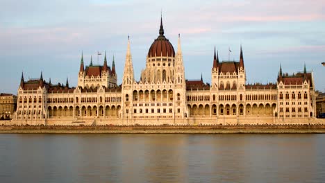 Parliament-house-in-Budapest.-Front-view-time-lapse