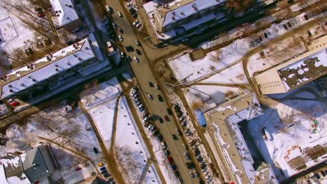 El-helicóptero-vuela-sobre-la-calle-de-invierno-en-la-ciudad-de-Novosibirsk.-Ve-hacia-abajo.-4K