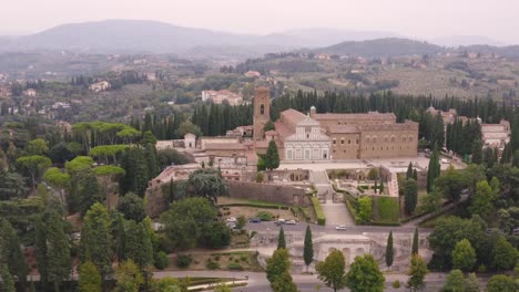 Kirche-von-San-Miniato,-Florenz---Luftbild