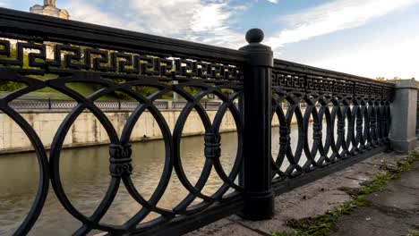 panoramic-view-of-the-embankment-of-the-city-river-and-cast-iron-fence,-time-lapse