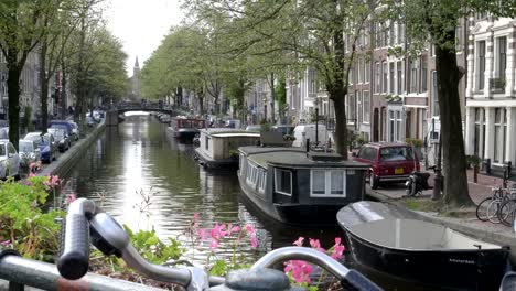 cerca-de-manillares-de-la-bicicleta-y-un-canal-de-amsterdam