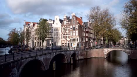 day-time-lapse-of-boats-on-canals,-bridges-and-apartment-buildings-in-amsterdam