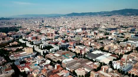 paisaje-urbano-de-Barcelona,-en-el-fondo-con-la-superficie-del-agua