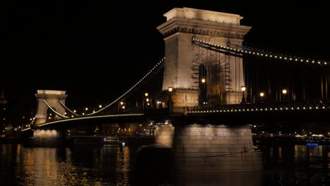 Schwenken-auf-Széchenyi-Kettenbrücke-bei-Nacht-in-Budapest-Ungarn-und-Donau