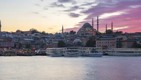 Horizonte-de-paisaje-urbano-de-Estambul-en-la-vista-de-Turquía-de-día-puente-de-Galata-al-lapso-de-tiempo-de-la-noche