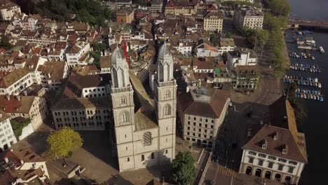 sonnigen-Tag-Zürich-Stadt-berühmte-Kathedrale-am-Flussufer-Antenne-Panorama-4k-Schweiz