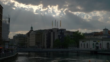 bewölkten-Tag-Genf-Stadt-am-See-Brücke-Slow-Motion-Panorama-4k-Schweiz