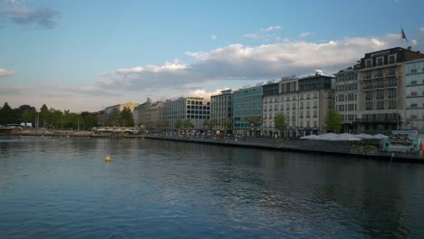 Sonnenuntergangszeit-Genf-Stadt-am-See-berühmte-promenade-Slow-Motion-Panorama-4k-Schweiz