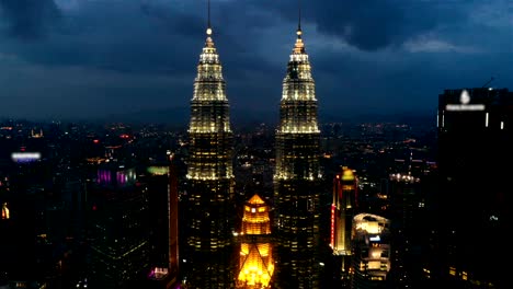 Vista-aérea-de-Kuala-Lumpur-en-la-noche