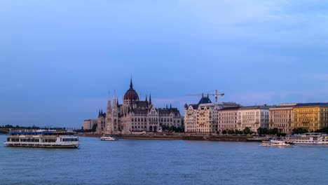 Timelapse,-edificio-del-Parlamento-húngaro-en-la-orilla-del-río-Danubio,-en-la-ciudad-de-Budapest