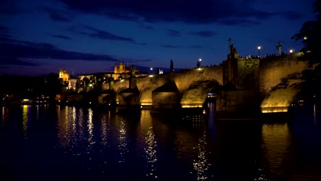 Iluminado-el-puente-de-Carlos