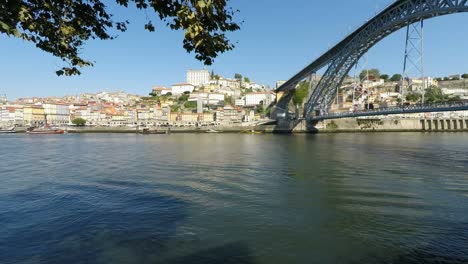 an-einem-sonnigen-Tag-Fluss-Douro-in-porto