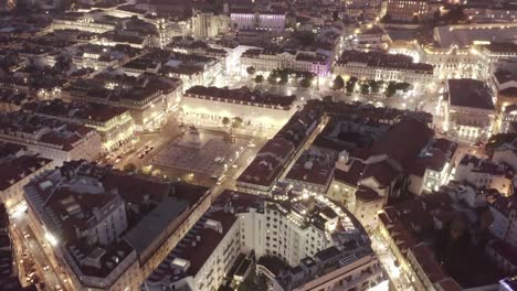 Vista-aérea-de-Lisboa-Portugal-en-la-noche,-plano-de-perfil