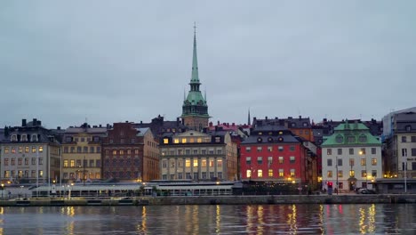 Licht-eingeschaltet-im-Inneren-der-Gebäude-in-Stockholm-Schweden