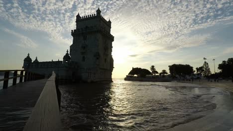 Lissabon,-Portugal---ca.-Oktober-2018:-malerischen-Sonnenuntergang-am-Turm-von-Belem