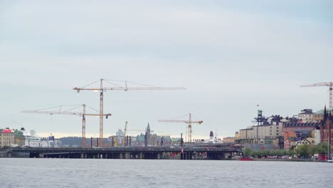 Blick-auf-die-Turmdrehkrane-und-die-Brücke-in-Stockholm-Schweden